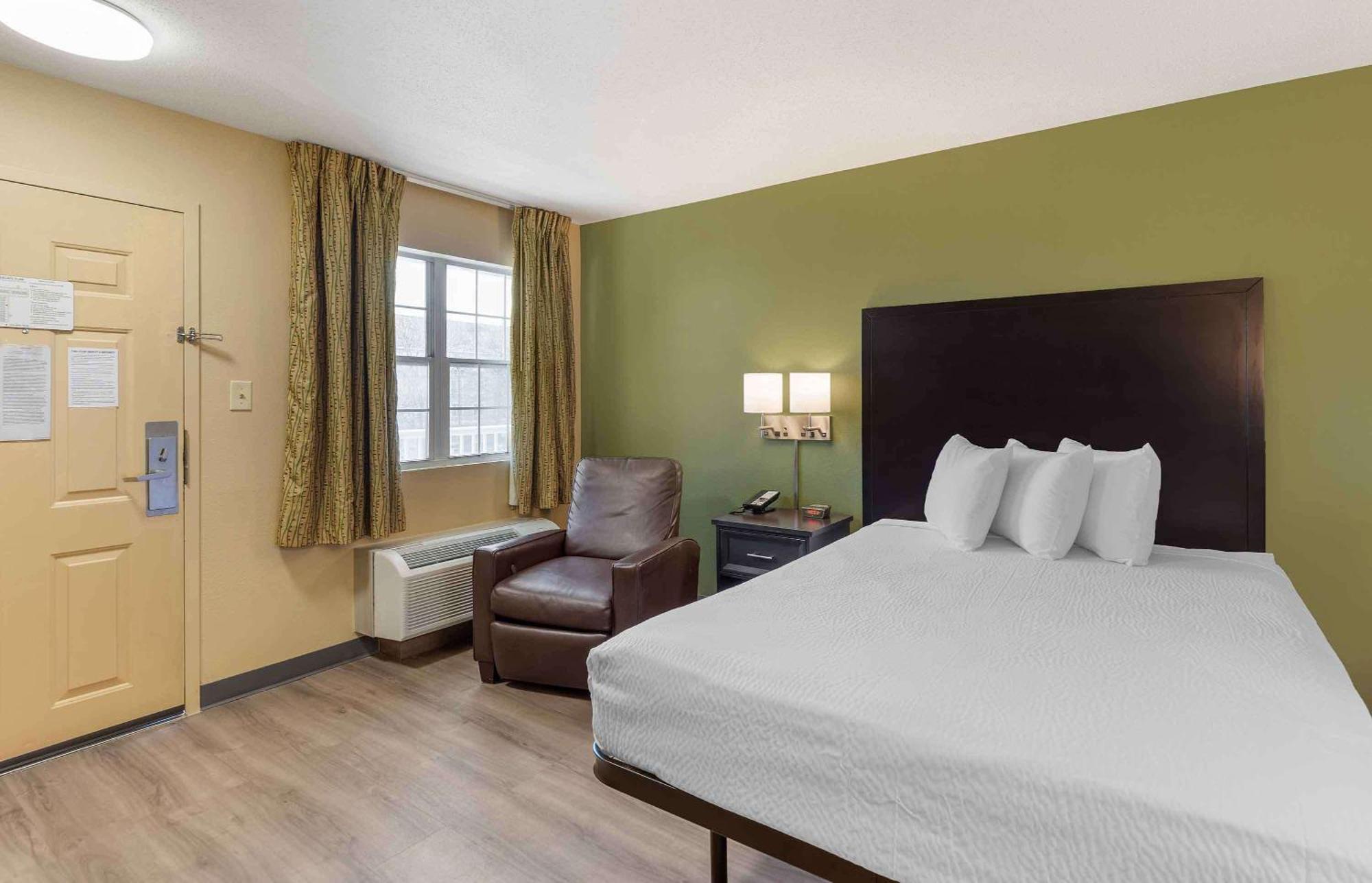 Extended America - St Louis - Westport - E Lackland Rd Maryland Heights