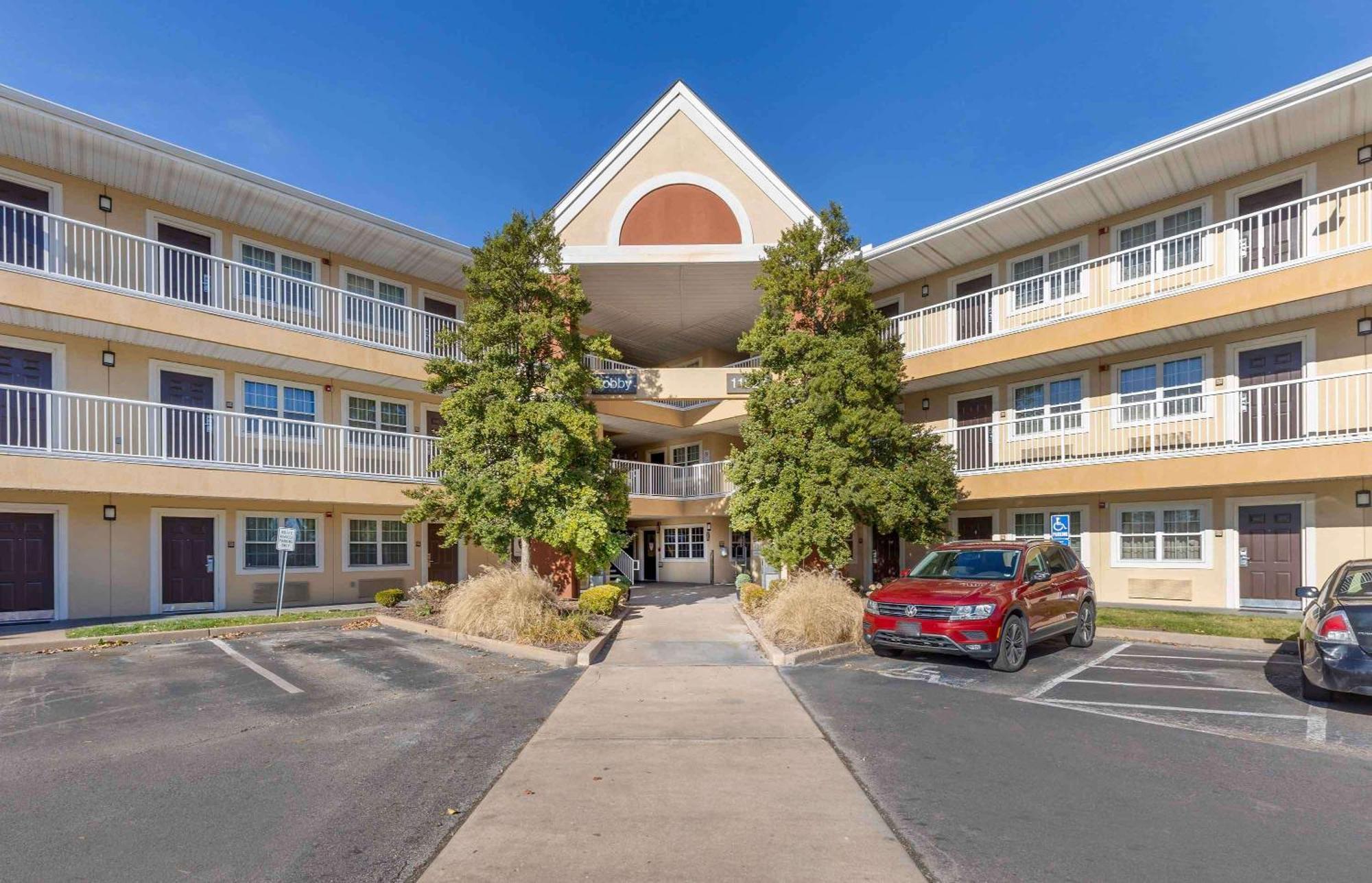 Extended America - St Louis - Westport - E Lackland Rd 2*