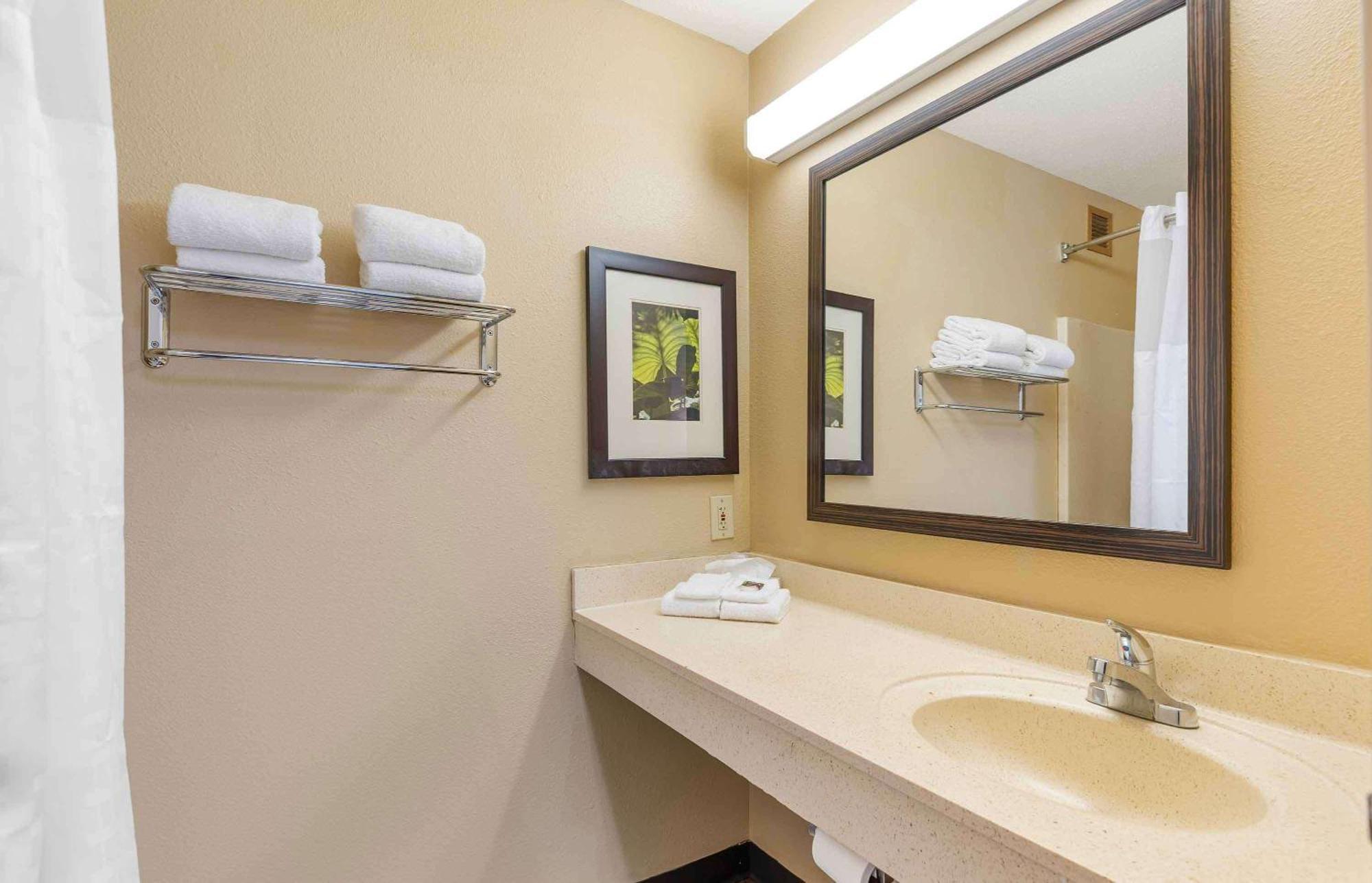 Extended America - St Louis - Westport - E Lackland Rd Maryland Heights