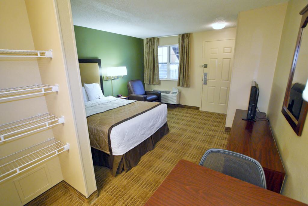 Extended America - St Louis - Westport - E Lackland Rd