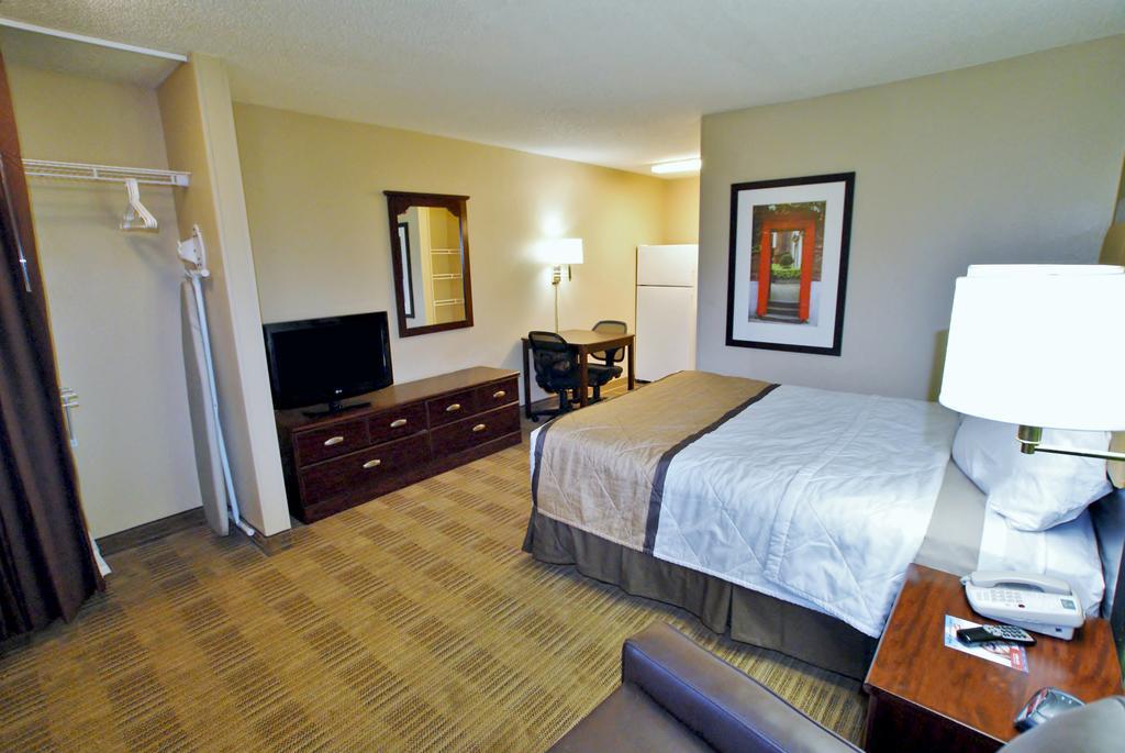Extended America - St Louis - Westport - E Lackland Rd Maryland Heights