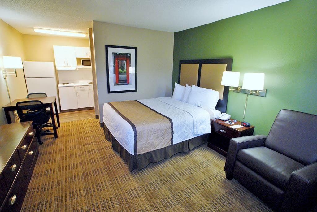 Extended America - St Louis - Westport - E Lackland Rd 2*